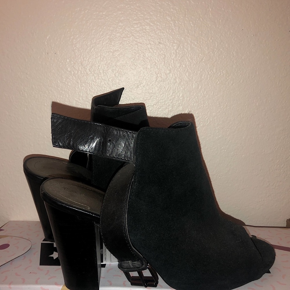 Suede heels with strap